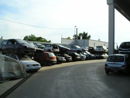 ampio deposito di autodemolizioni