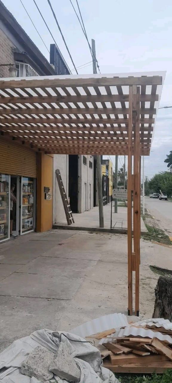 Pérgola de madera sobre la entrada de un local comercial