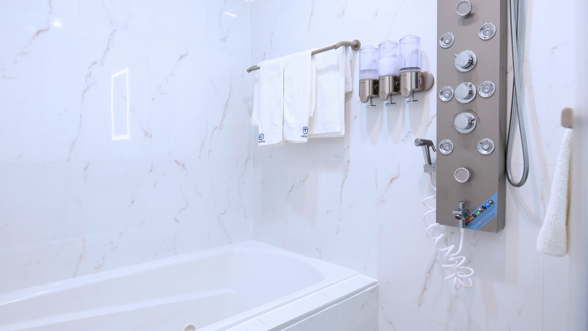 Omeo Los Angeles Luxury Bathtub