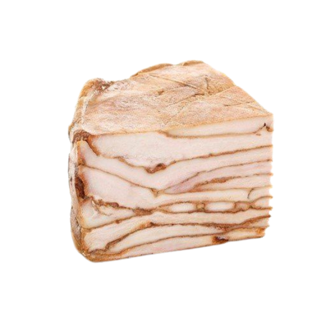 Un pezzo di carne è impilato uno sopra l'altro su uno sfondo bianco.