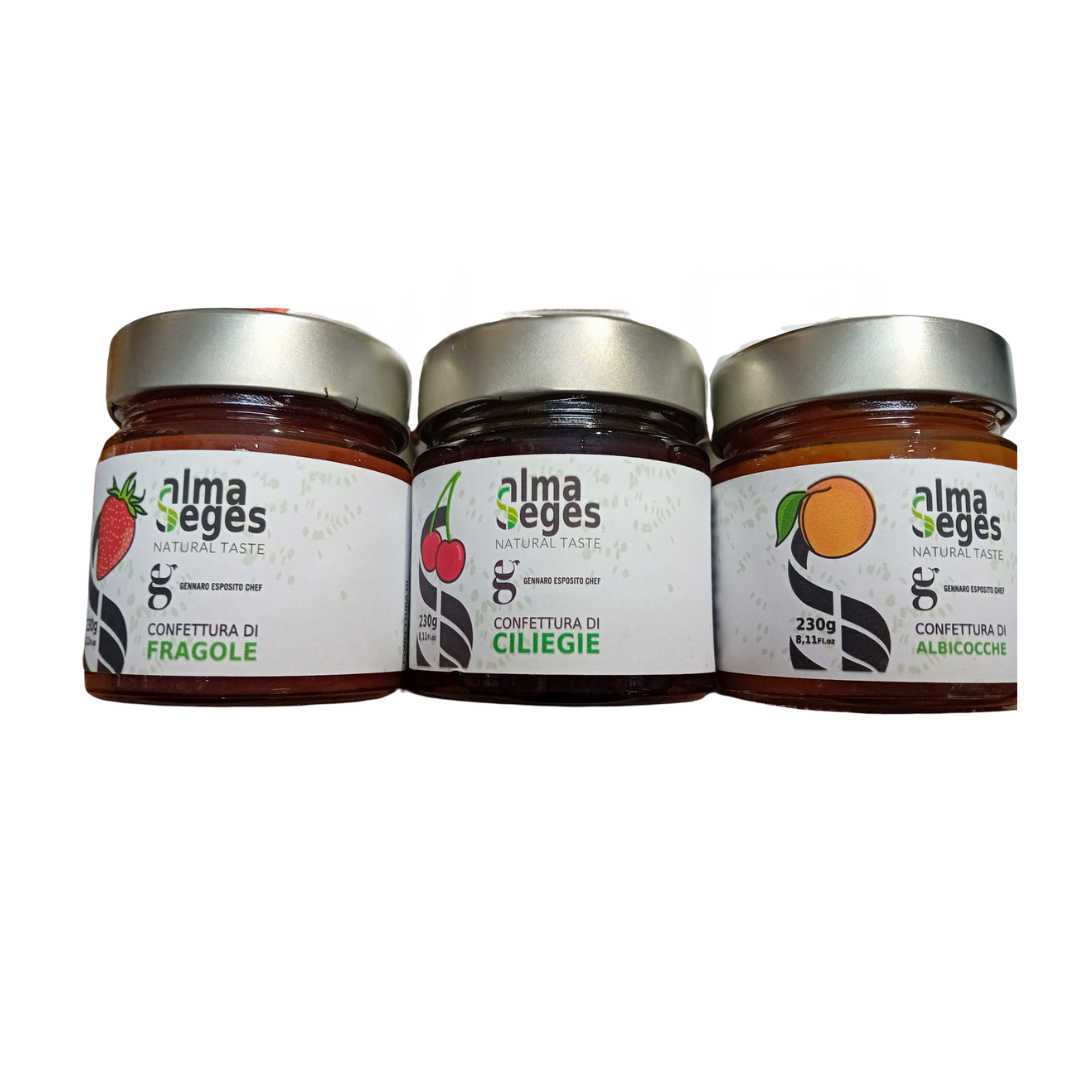 Tre barattoli di marmellata sono uno accanto all'altro su uno sfondo bianco.