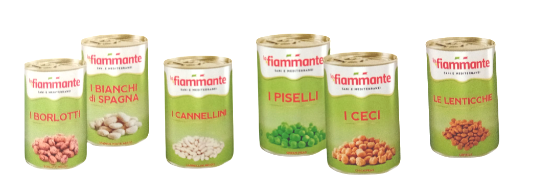 Una varietà di verdure in scatola sono allineate in fila su uno sfondo bianco.