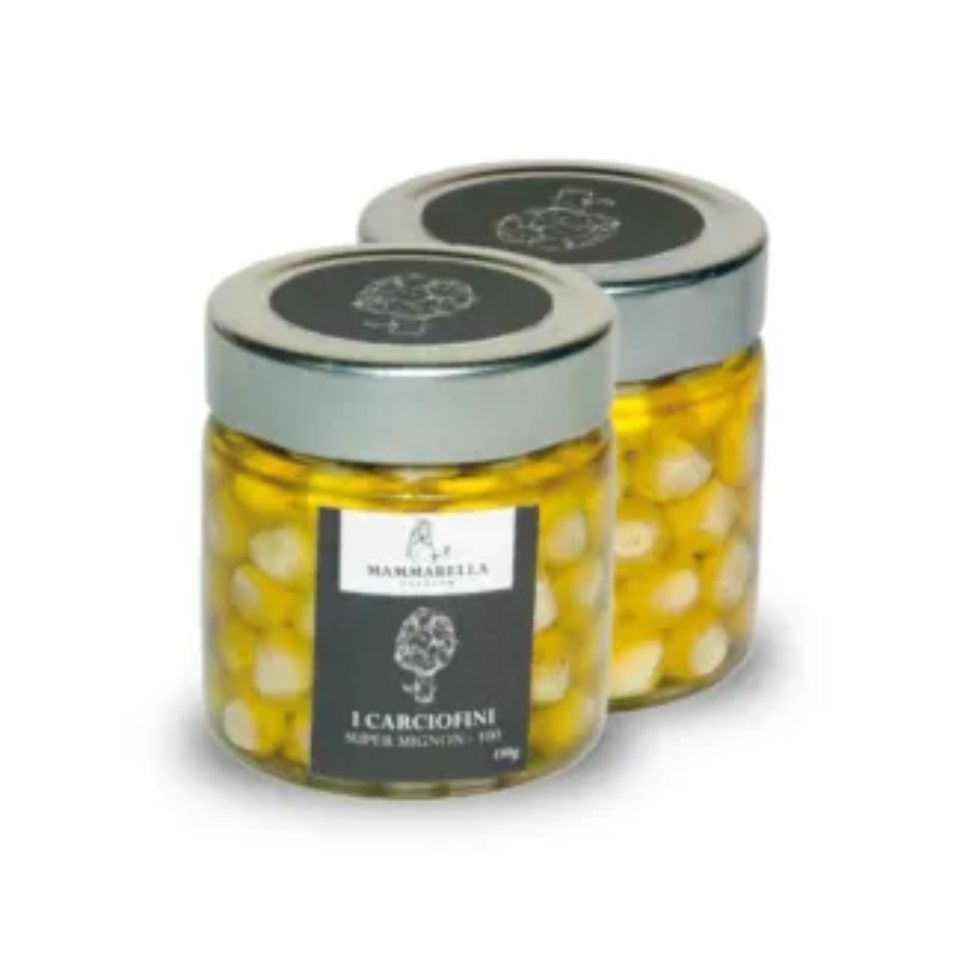 Due barattoli di carciofi sono uno accanto all'altro