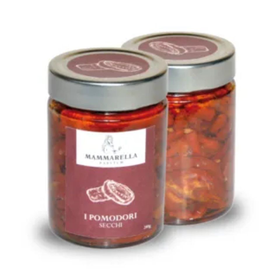 Due barattoli di pomodori secchi sono uno accanto all'altro