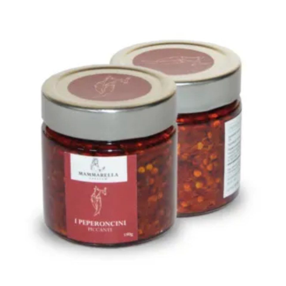 Due barattoli di peperoncini sono uno accanto all'altro