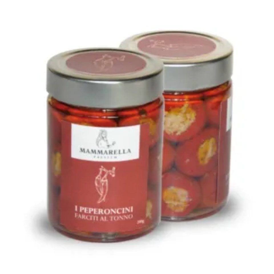 Due barattoli di peperoncini sono uno accanto all'altro