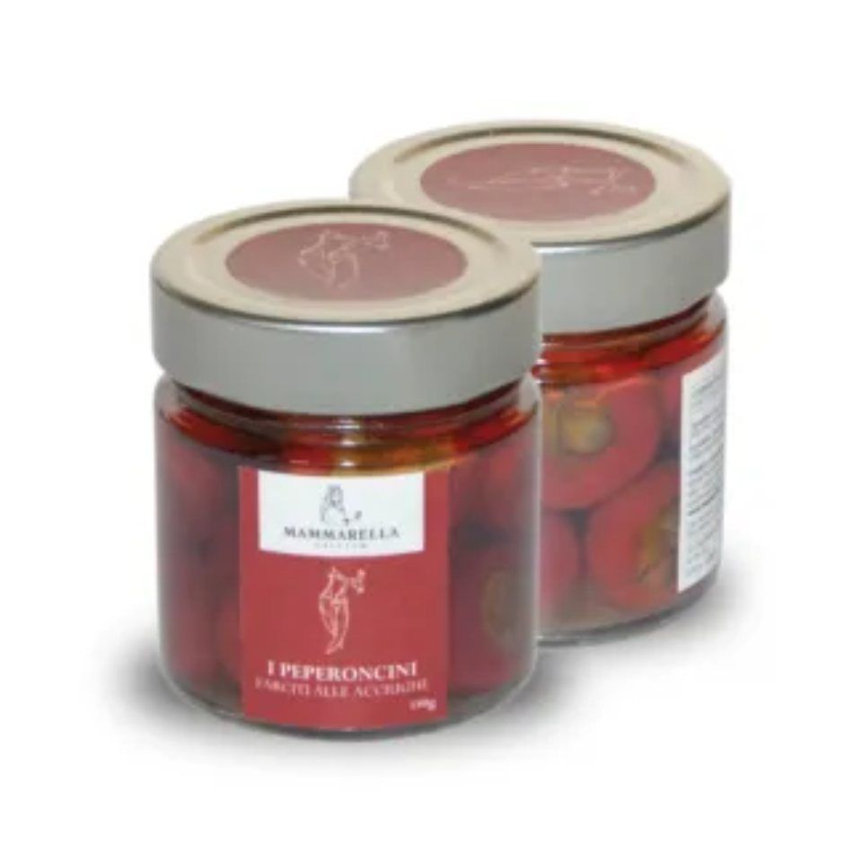 Due barattoli di peperoncini sono uno accanto all'altro