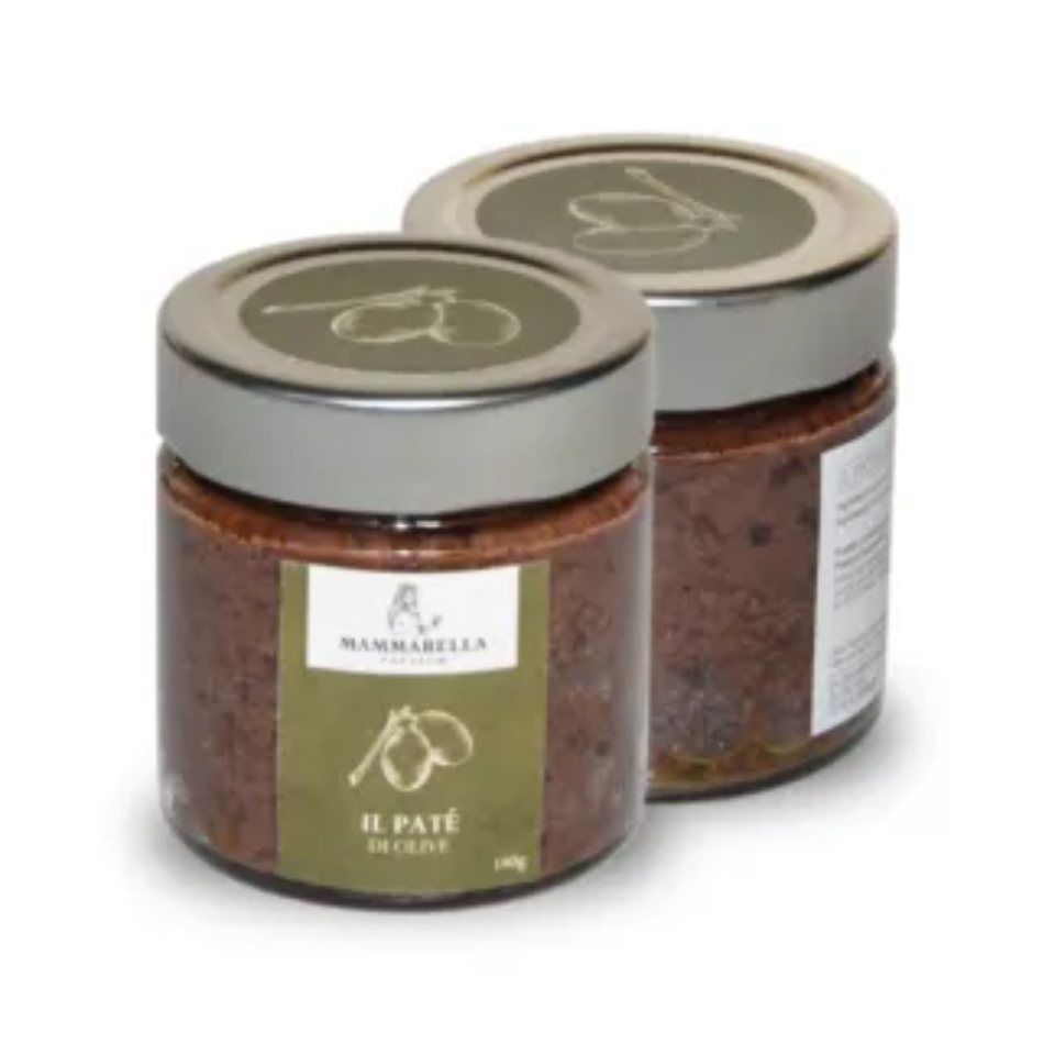 Due barattoli di paté sono uno accanto all'altro