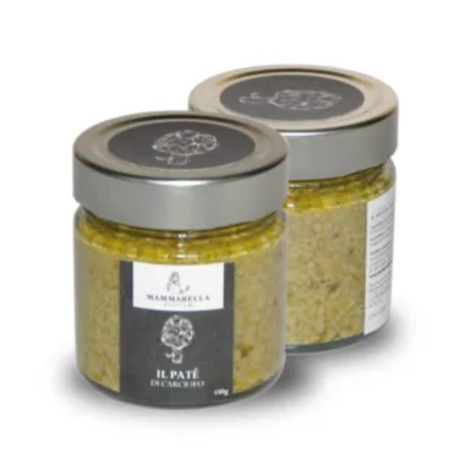 Due barattoli di paté su sfondo bianco