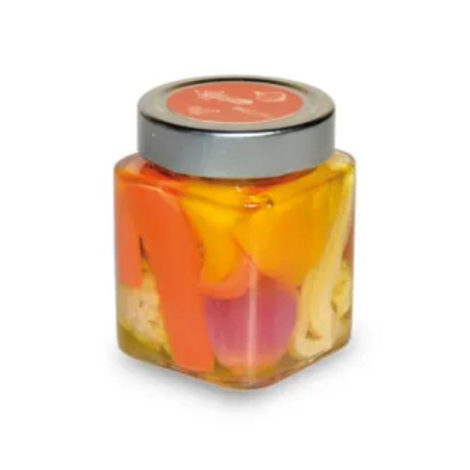 Un barattolo di verdure sottaceto con la lettera p sopra