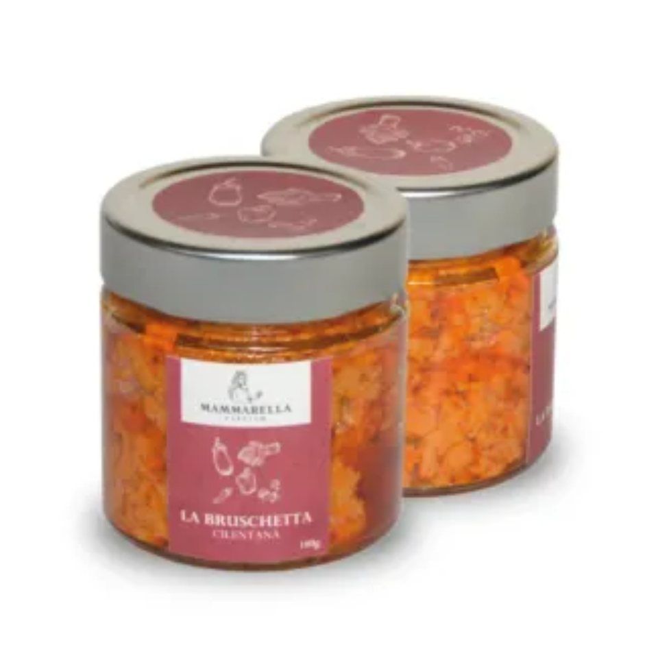 Due barattoli di bruschetta sono uno accanto all'altro