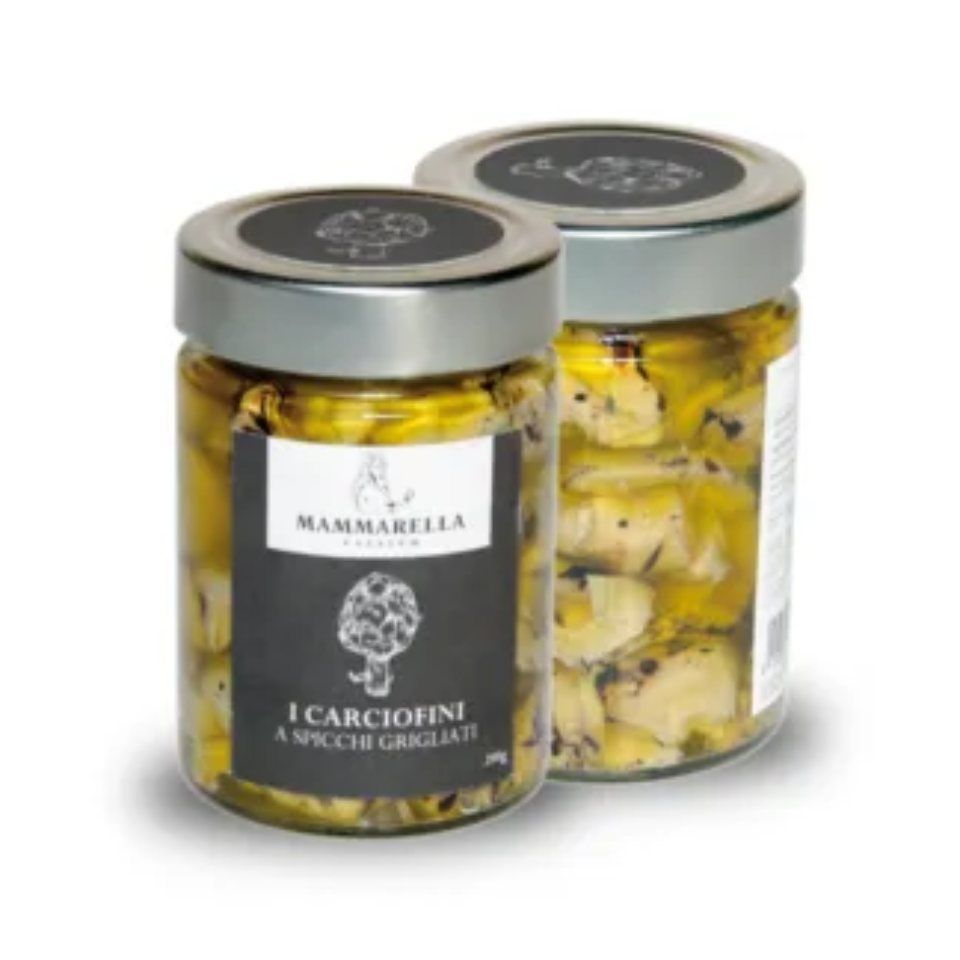 Due barattoli di carciofi sono uno accanto all'altro