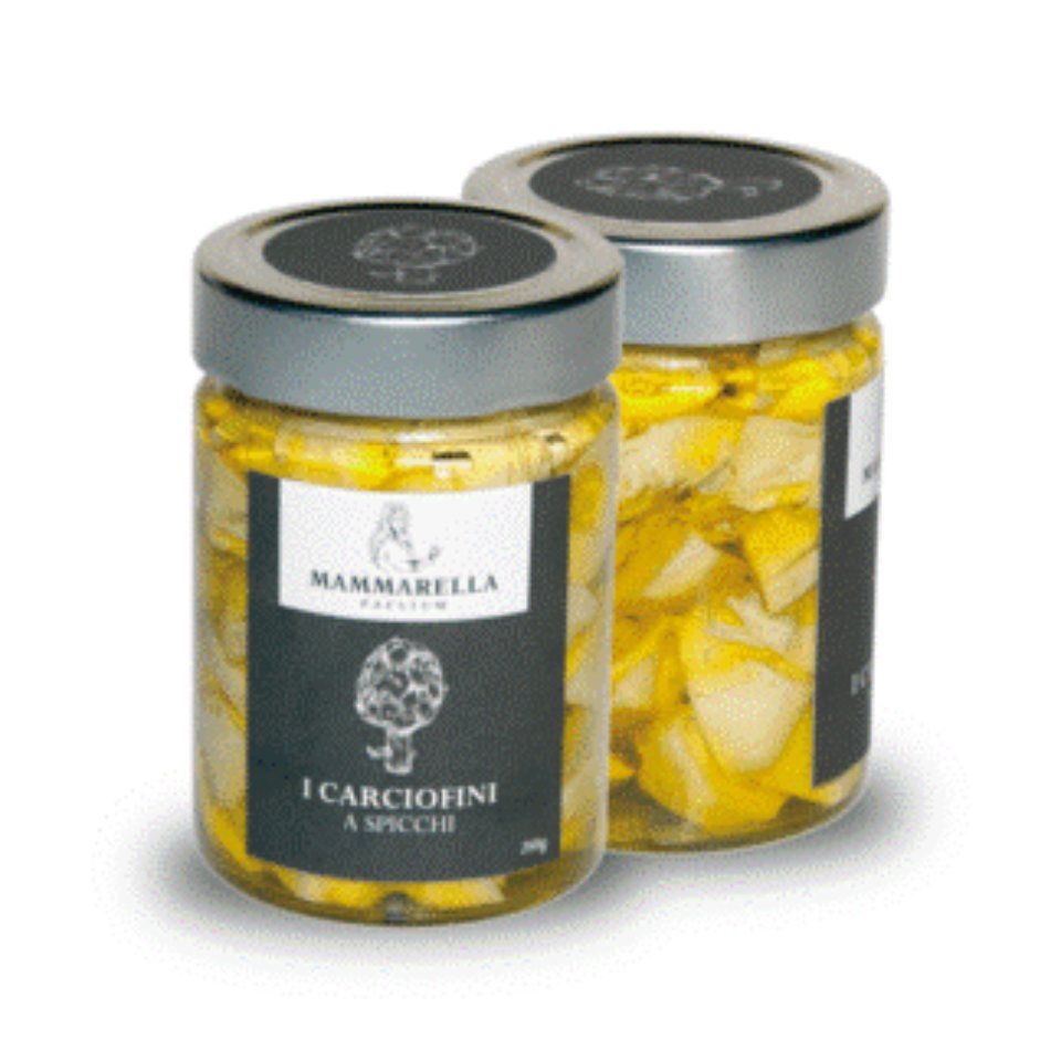 Due barattoli di carciofini sono uno accanto all'altro