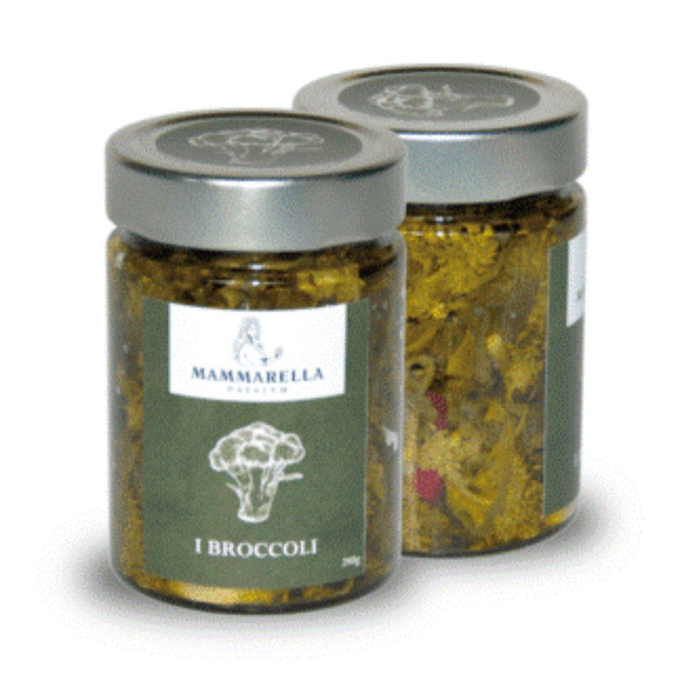 Due barattoli di broccoli sono uno accanto all'altro