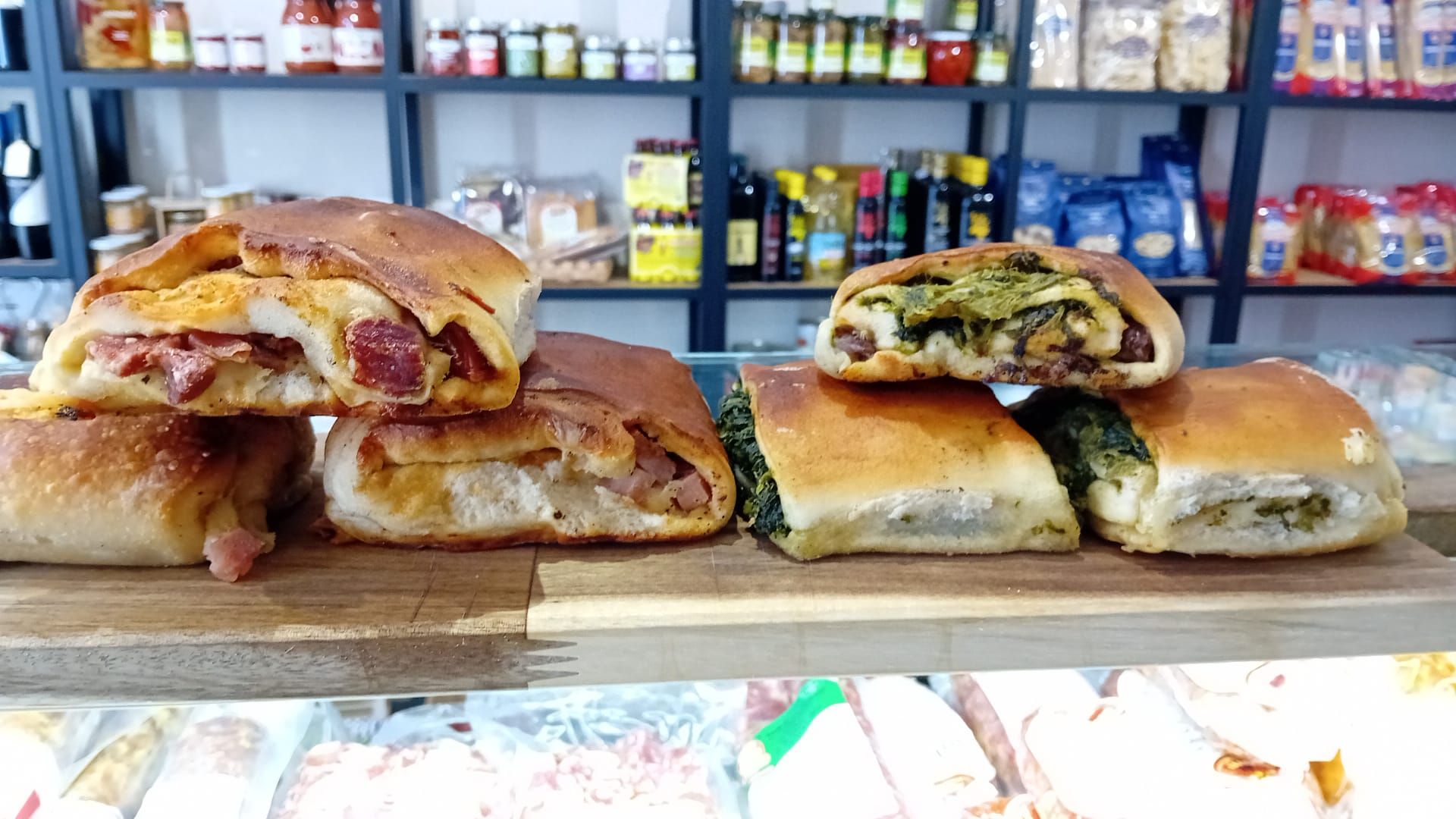 Tre pasticcini sono impilati uno sopra l'altro su un tagliere di legno.