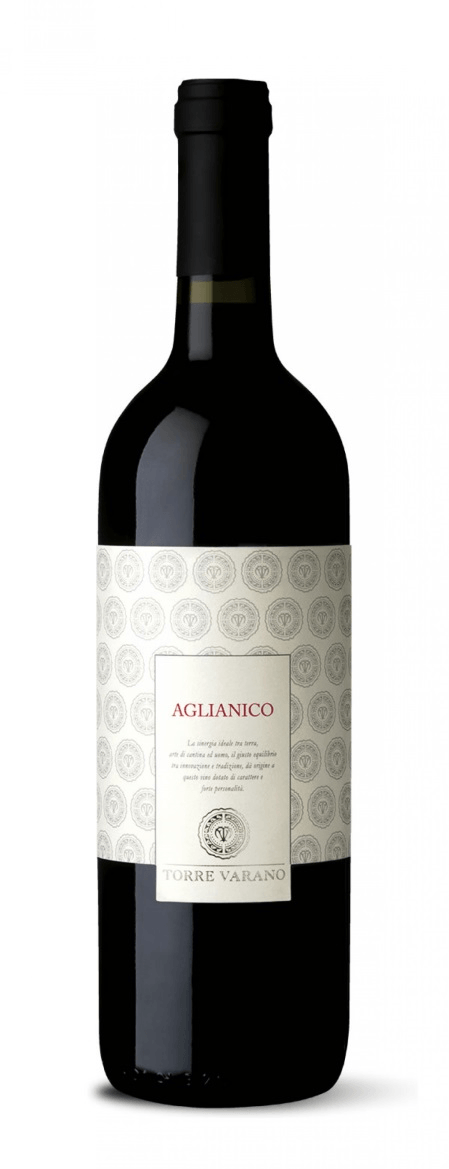 Una bottiglia di vino rosso con un'etichetta bianca su uno sfondo bianco.