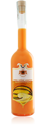 Una bottiglia di liquido arancione con un tappo di legno su uno sfondo bianco.