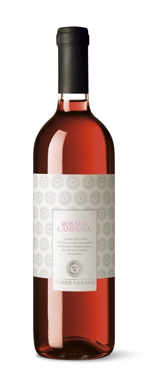 Una bottiglia di vino rosato con etichetta bianca su sfondo bianco.