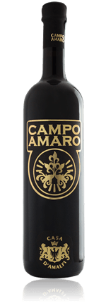 Una bottiglia di campo amaro è appoggiata su una superficie bianca.