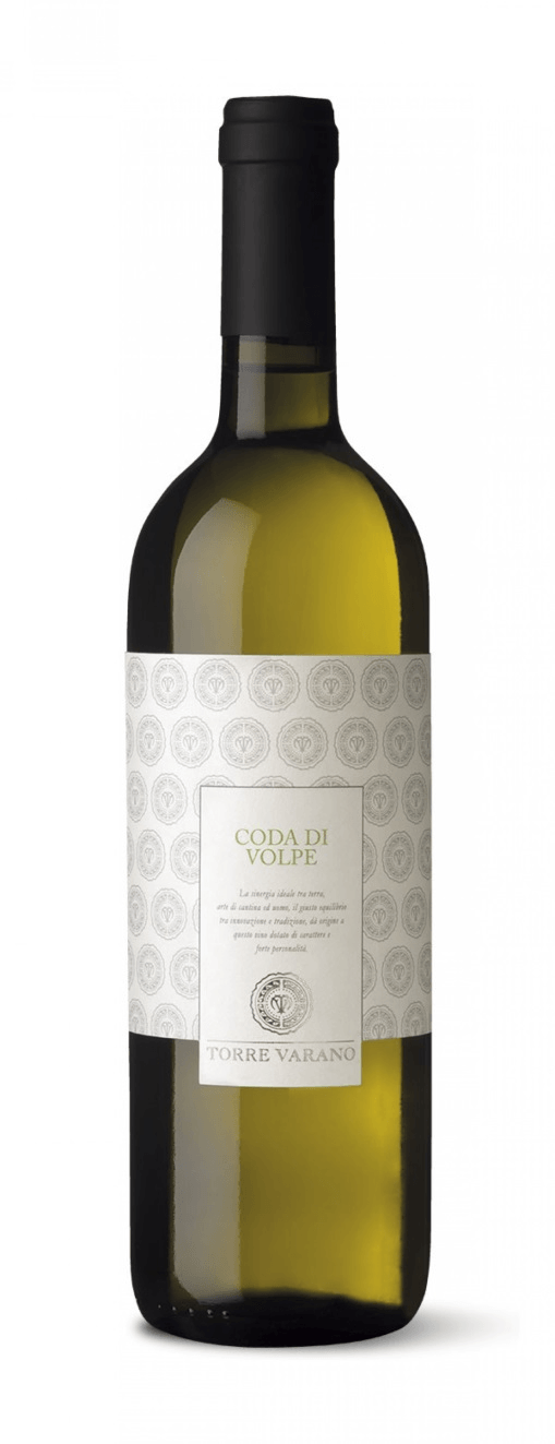 Una bottiglia di vino con un'etichetta bianca su uno sfondo bianco