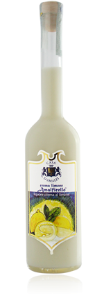 Una bottiglia di liquore con l'immagine di limoni sull'etichetta