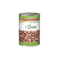 Una lattina di fagioli su uno sfondo bianco.