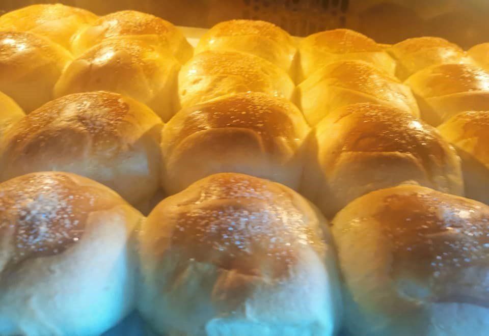 Un mucchio di panini sono appoggiati uno sopra l'altro su un tavolo.