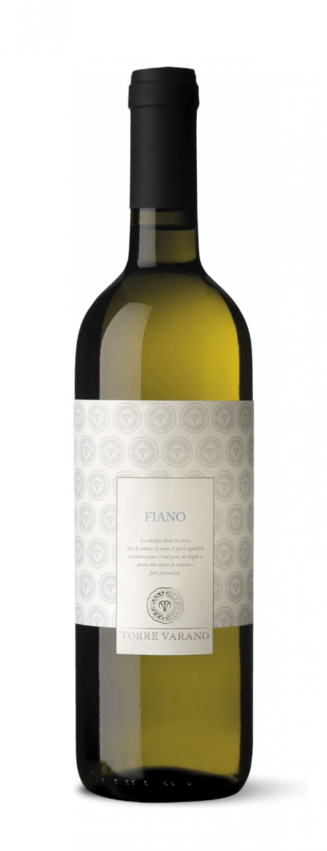 Una bottiglia di vino con un'etichetta bianca su uno sfondo bianco.