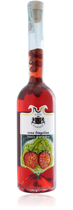 Una bottiglia di vino con fragole sull'etichetta