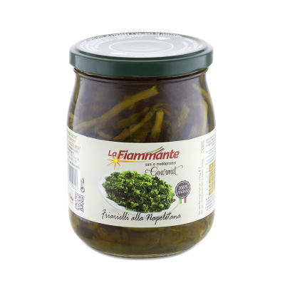 Un barattolo di fagiolini sottaceto con coperchio verde su sfondo bianco.