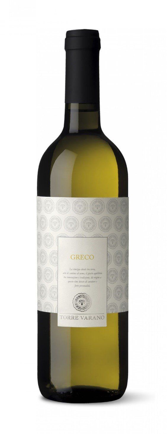 Una bottiglia di vino bianco con un'etichetta bianca su uno sfondo bianco.