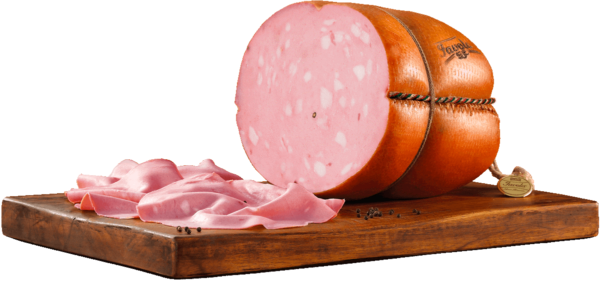 Un pezzo di salsiccia è appoggiato su un tagliere di legno.