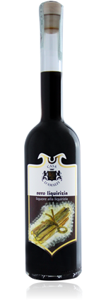 Una bottiglia di liquore con l'immagine di bastoncini di cannella sull'etichetta