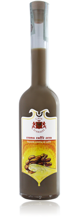 Una bottiglia di liquore con un'etichetta gialla su uno sfondo bianco.