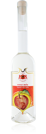 Una bottiglia di alcol con una mela sull'etichetta.