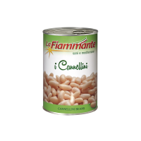Una lattina di fagioli cannellini su uno sfondo bianco.