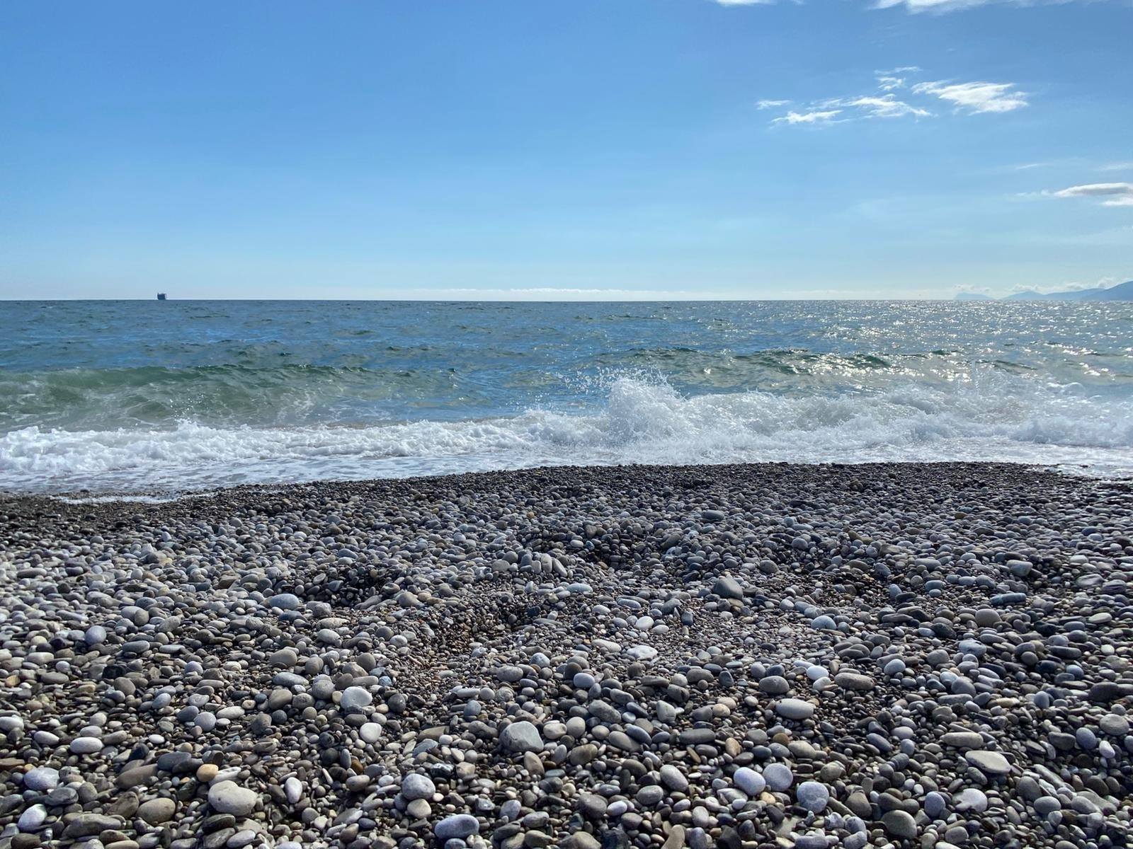 spiaggia con ciottoli