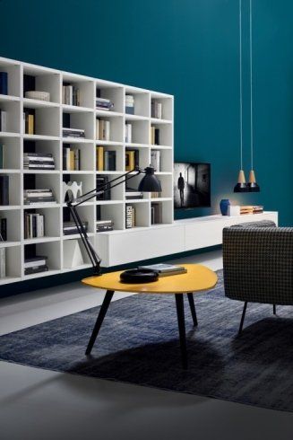 libreria bianca su parete di colore blu