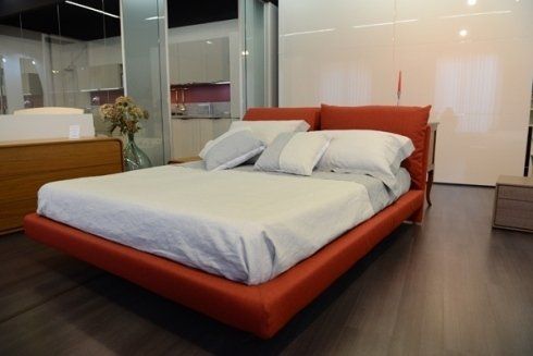 letto con struttura di colore rosso