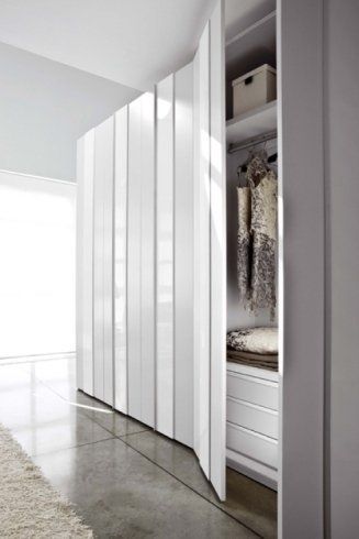 armadio di colore bianco