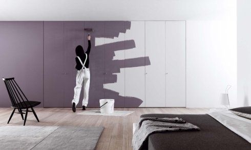 donna che vernicia di viola mobile bianco