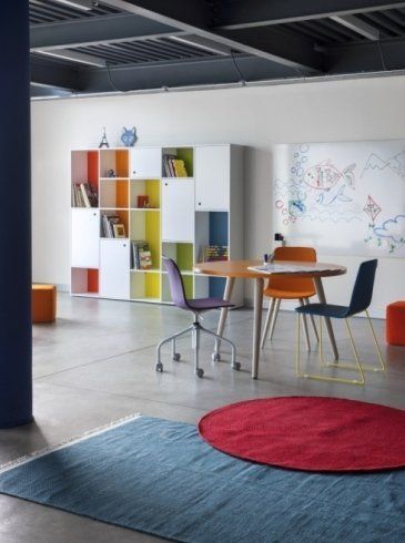 ampia camera da letto colorata