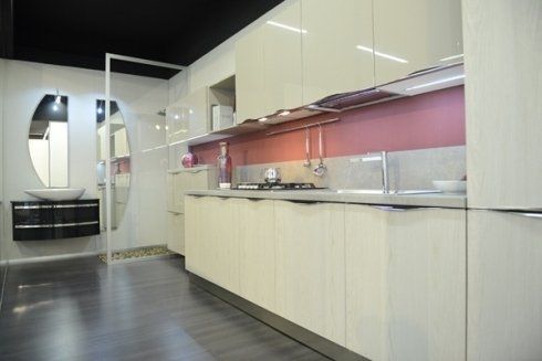 cucina stile moderno con arredamento di colore bianco