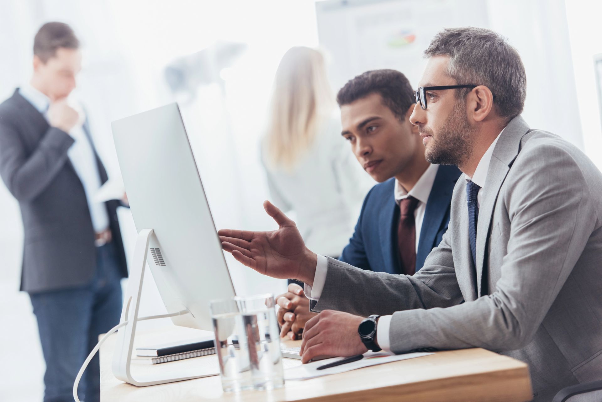 uomini che guardono il computer