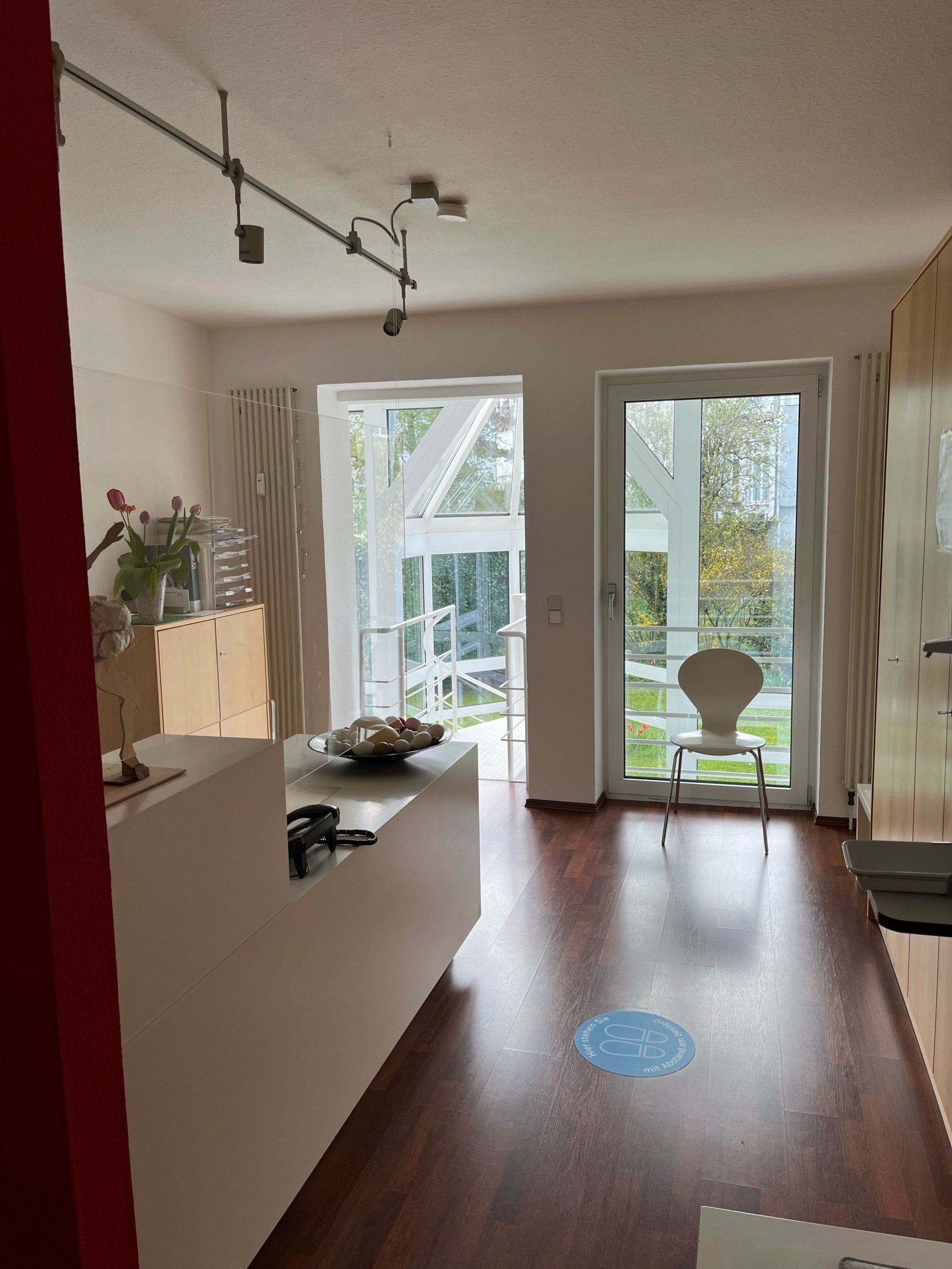 Ein Wohnzimmer mit Tisch, Stuhl und Glasschiebetüren.