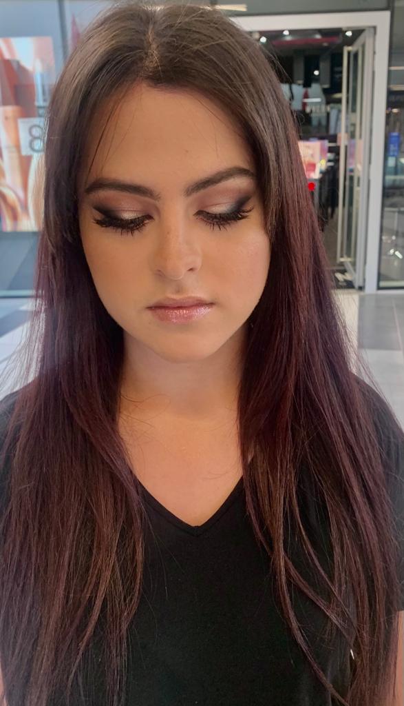 Donna con make-up naturale e ciglia finte