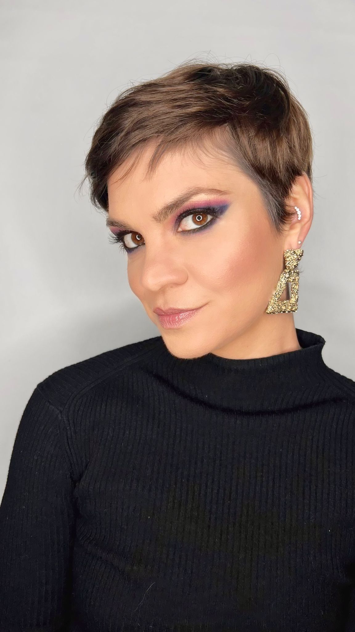 Donna con capelli corti e smokey eyes blu e viola