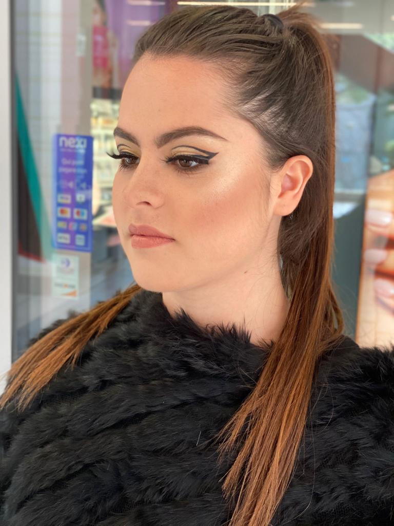 Donna con coda di cavallo e make-up