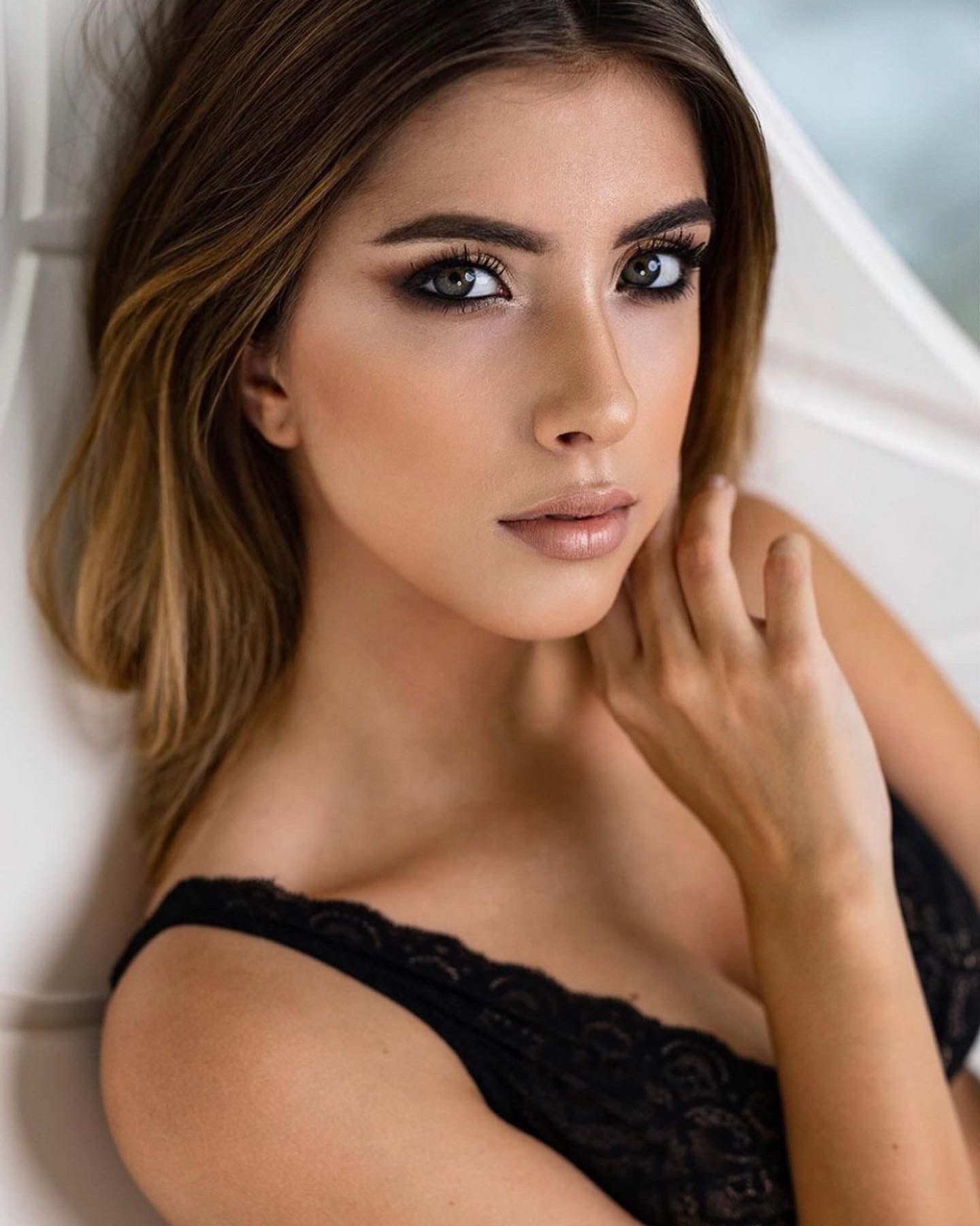 Modella con make-up professionale