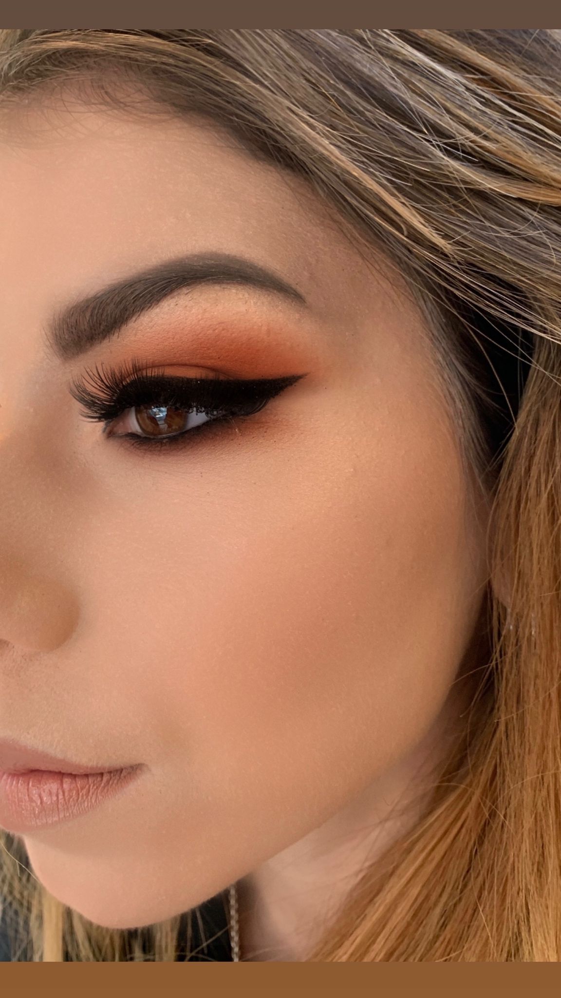 Ragazza bionda con ombretto nero e arancione